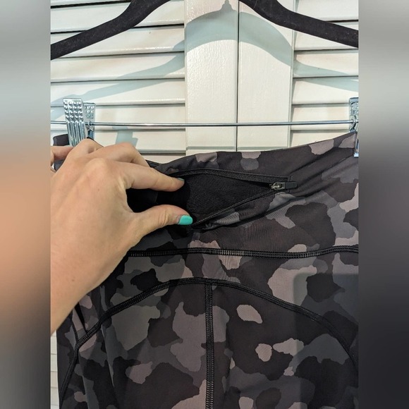🎃 Athleta Lightning Camo 7/8 Tight XS - Picture 8 of 8